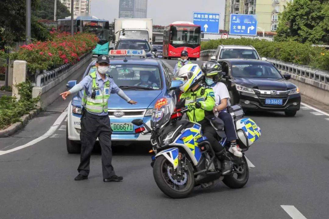 高考第二天深圳家长又向交警鞠躬致谢