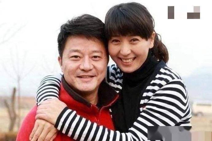 离婚后的闫学晶结识了现任丈夫马明东,并在2018年的时候,46岁的闫学晶