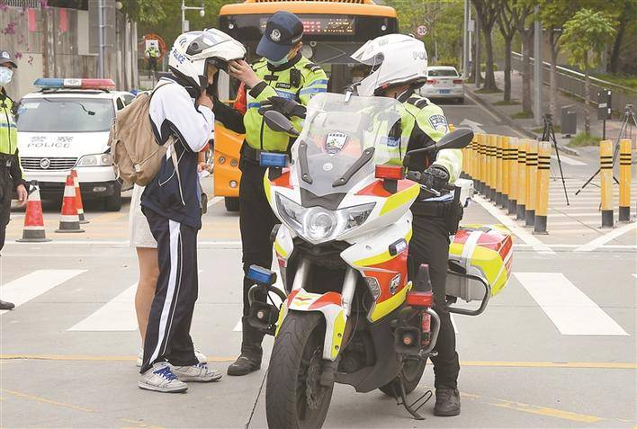 铁骑护送考生.深圳商报记者 陈锡明 摄