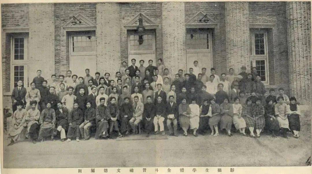 1928年8月,殷夫第二次被逮捕入狱,不久由大哥徐培根保释出狱.