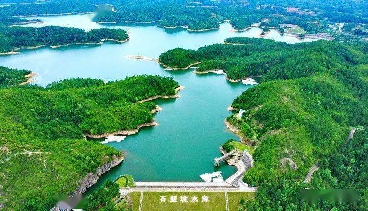 江西省赣州市会昌县石壁坑水库,环绕的青山,绿树与洁净的水面构成一