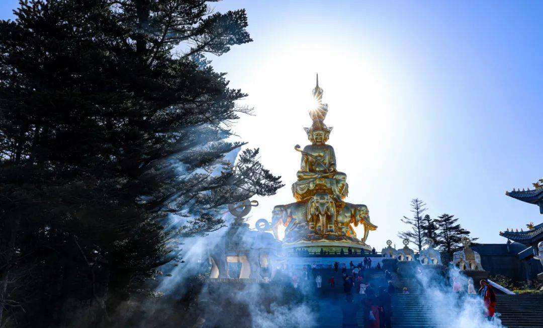 风从金顶来心静自然凉峨眉山景区携仙山清凉走进西南四城