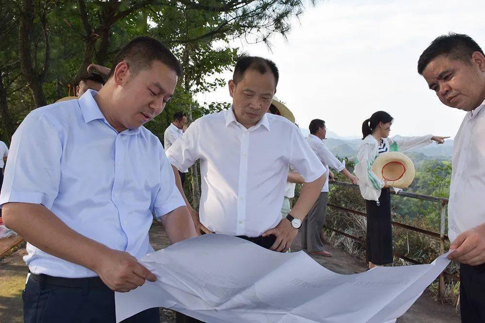 6月8日,县委书记郑湘在双井镇,思蒙镇调研"溆浦经验"推广工作时强调