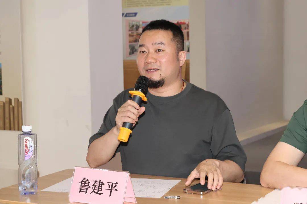 "天一纺织负责人,市政协委员鲁建平结合企业发展提出建议.