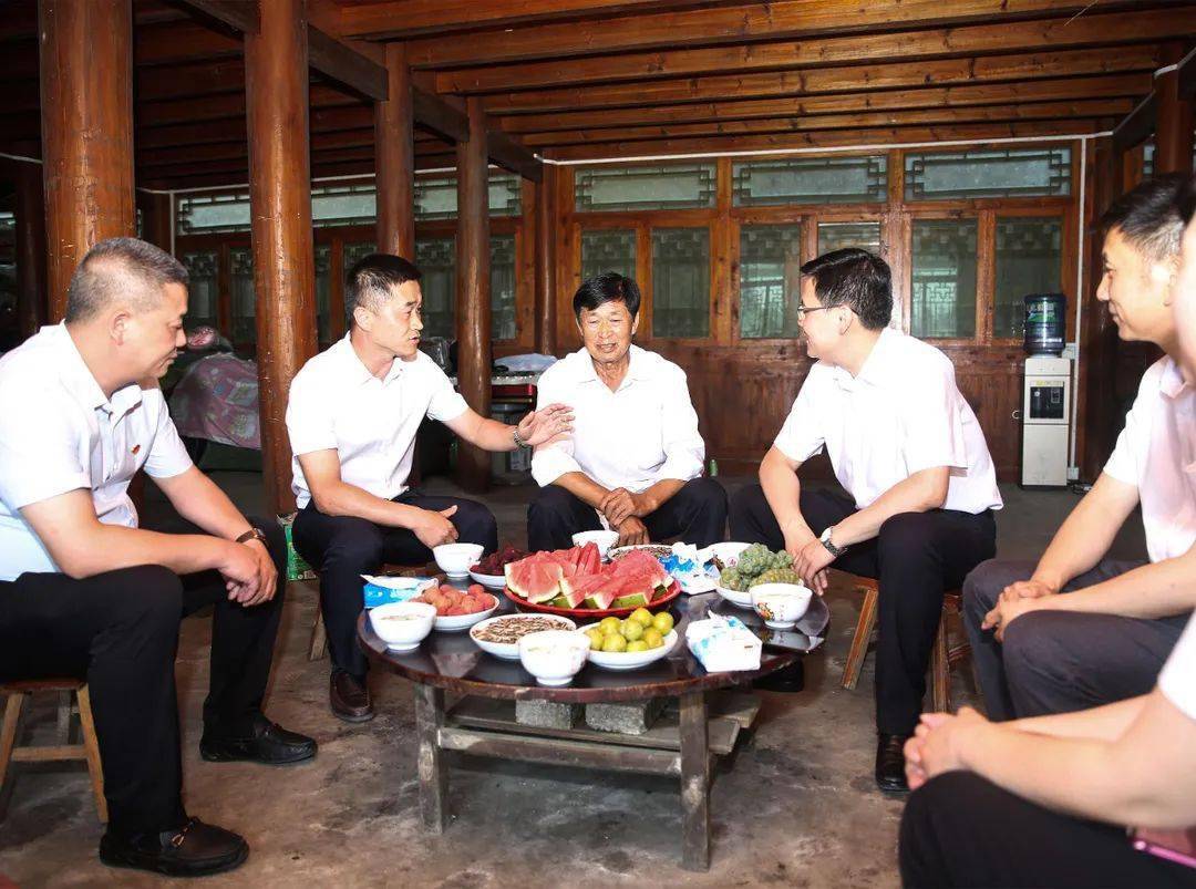 龙滨王永明看望慰问部分退休老干部
