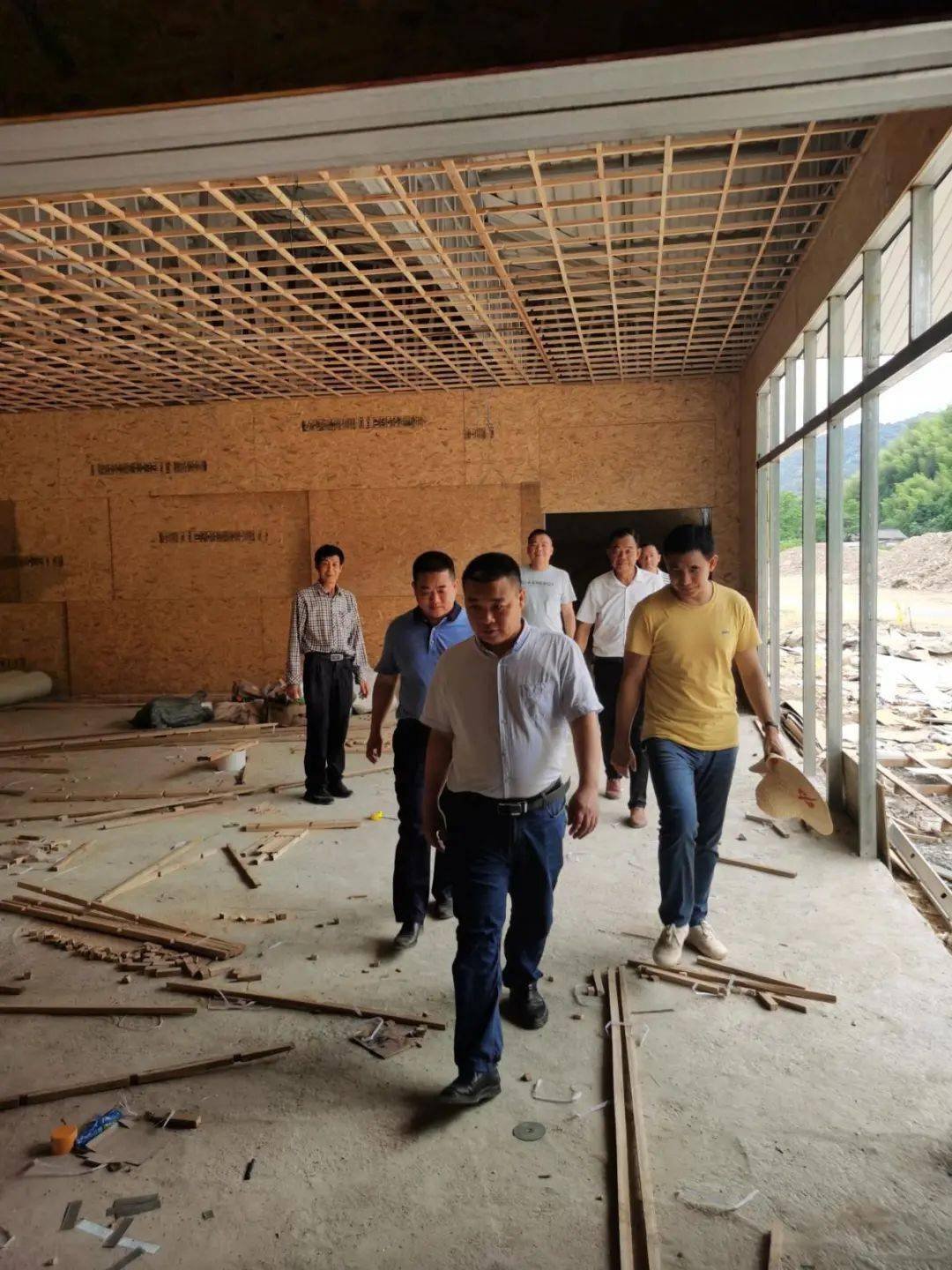 6月10日,县委常委,统战部长黄建煌在中竹公司调度