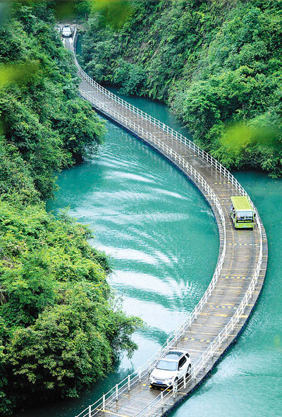 车辆行驶在湖北省宣恩县狮子关景区的水上"漂浮公路"上.