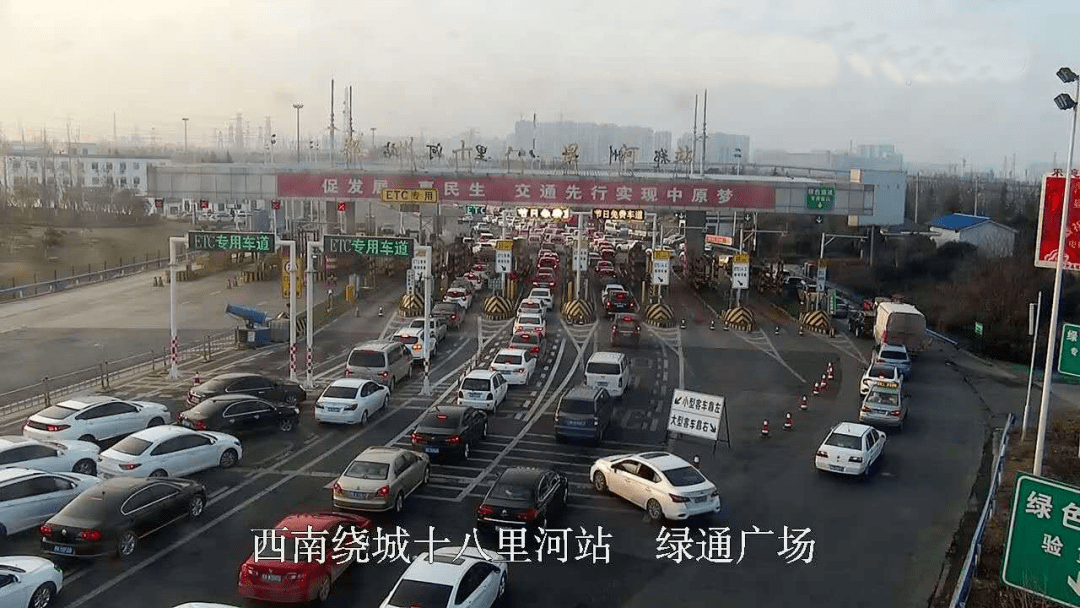 以往假期高速公路部分收费站拥堵图