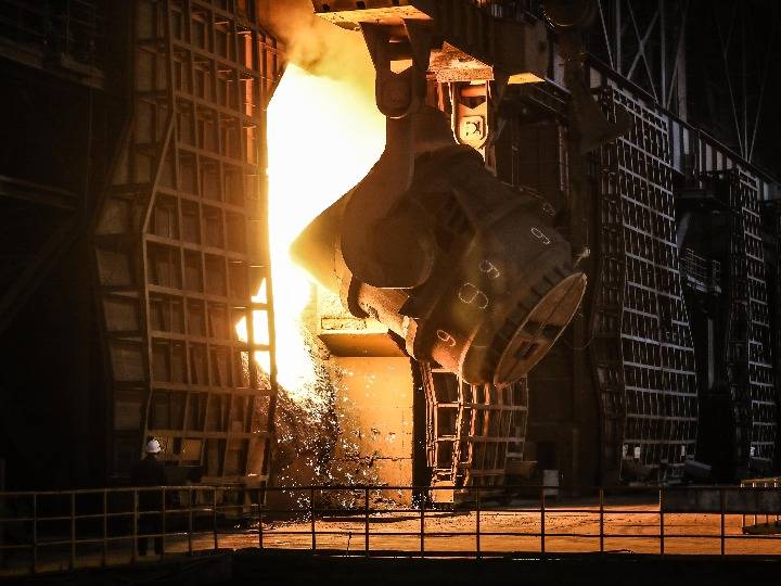 工人在鞍钢集团鞍钢股份炼铁总厂三号高炉忙碌(2021年4月20日摄).