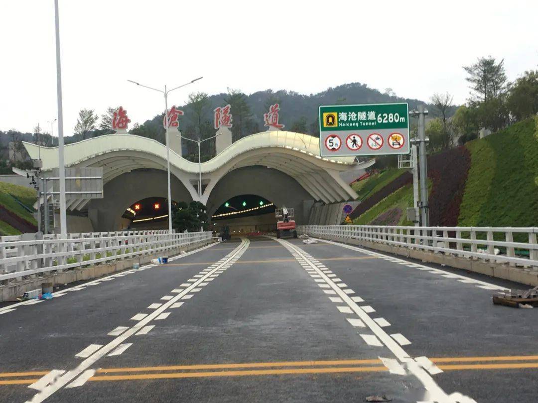 来到现场"围观"海沧隧道 我们跟着大家 海沧隧道兴湖路出口端的墙面上