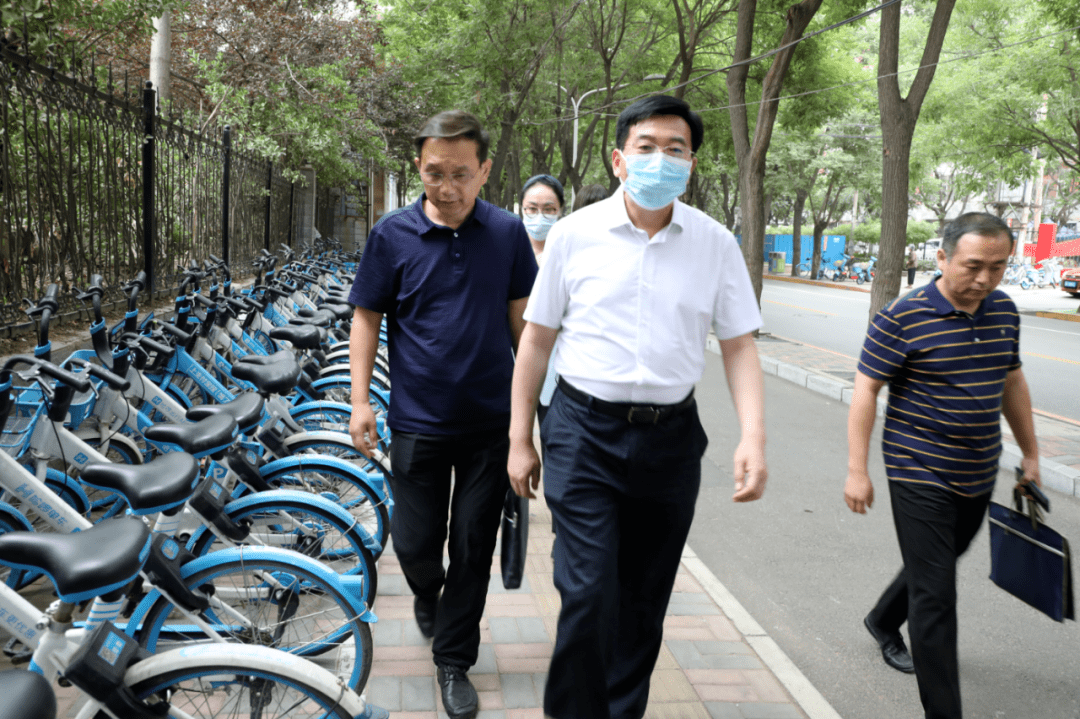 市城管局局长贾建文徒步督导沿街商户向收水井倾倒污水垃圾专项整治