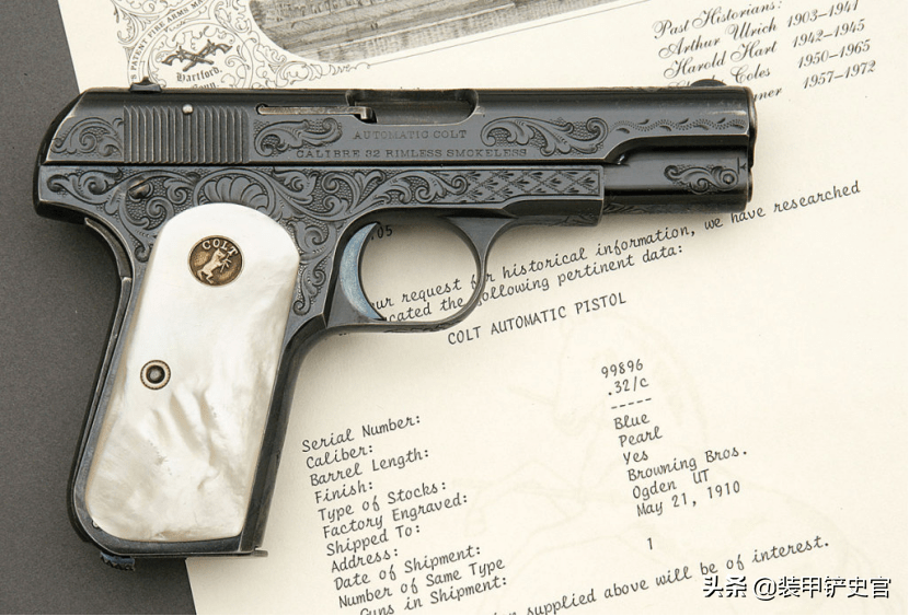 定制版柯尔特m1903型手枪,该枪采用了贝母握把,枪身上有雕花工艺.