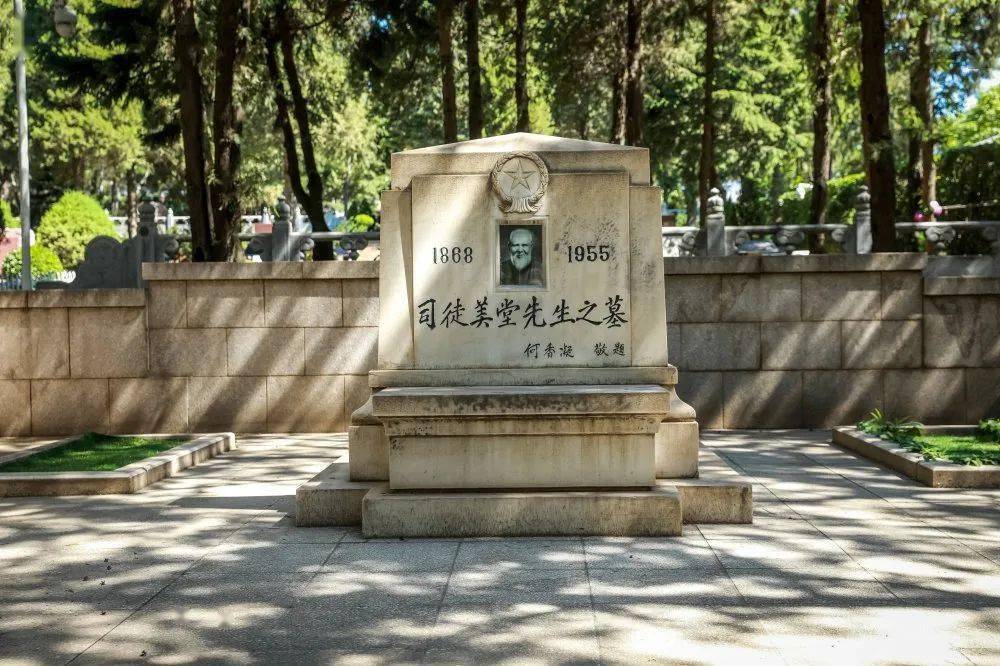 一墓一人生" 就来到了八宝山革命公墓 最大的区域 烈士纪念园 纪念园