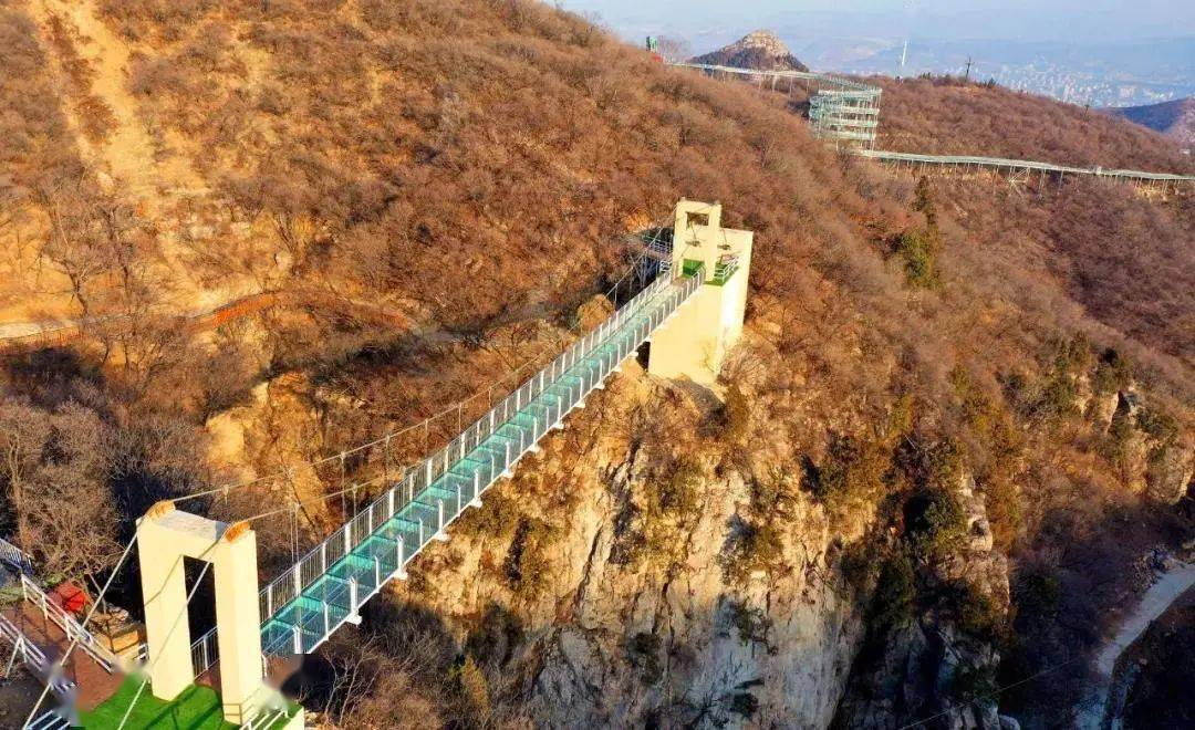 嘉华旅游淄博红叶柿岩一日游118元绿水青山带笑颜拍摄地七彩玻璃栈道