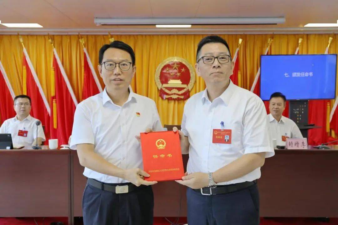 吴文莱为新任职的金湾区人民政府副区长胡保红颁发任命书