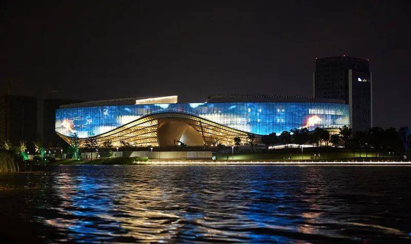 每到夜晚降临,夜景灯光与建筑整体完美融合,美轮美奂.