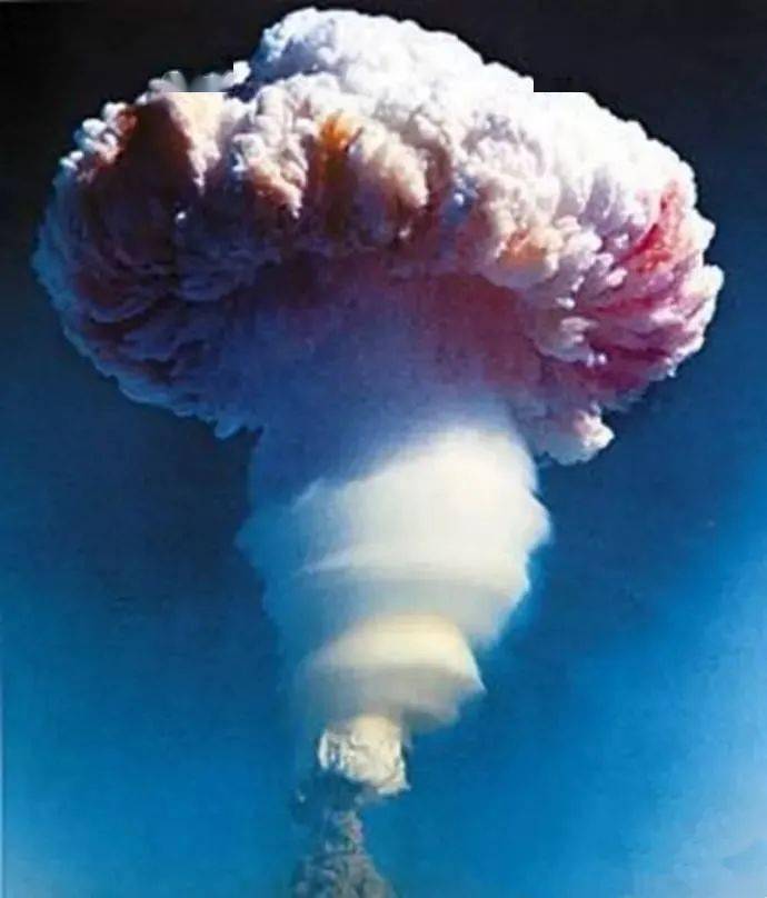 这是中国继第一颗原子弹爆炸成功后,在核武器发展方面的又一次飞跃.