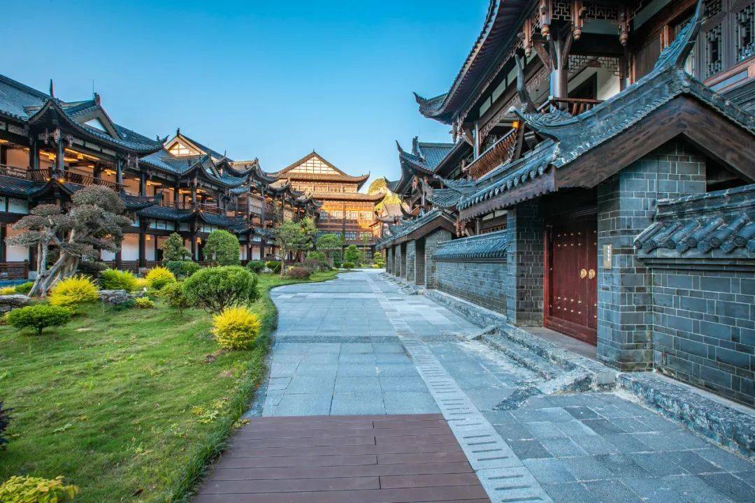 背靠一座隽秀小山,面对织金县城 酒店和古镇风格统一,采用了仿古建筑