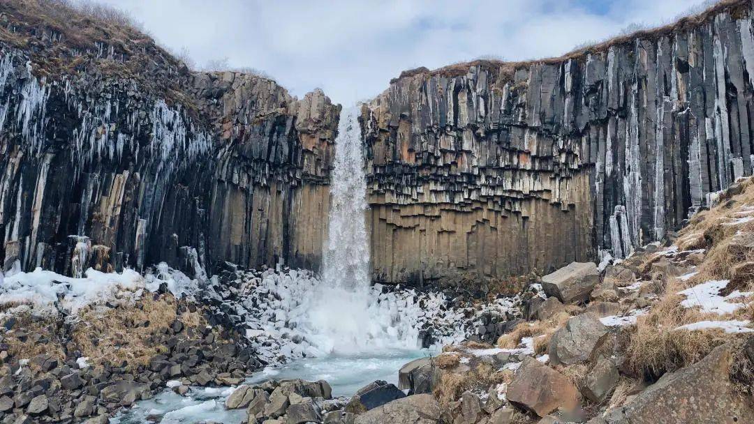 冰岛具有柱状节理的玄武岩