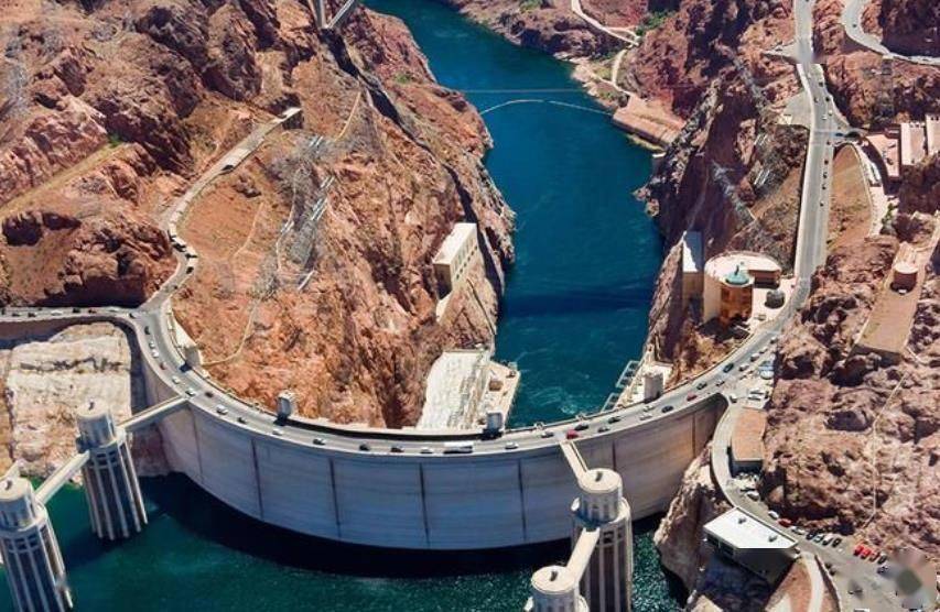 美国有名的胡佛水坝造就了拉斯维加斯城为3千多万人供应水源