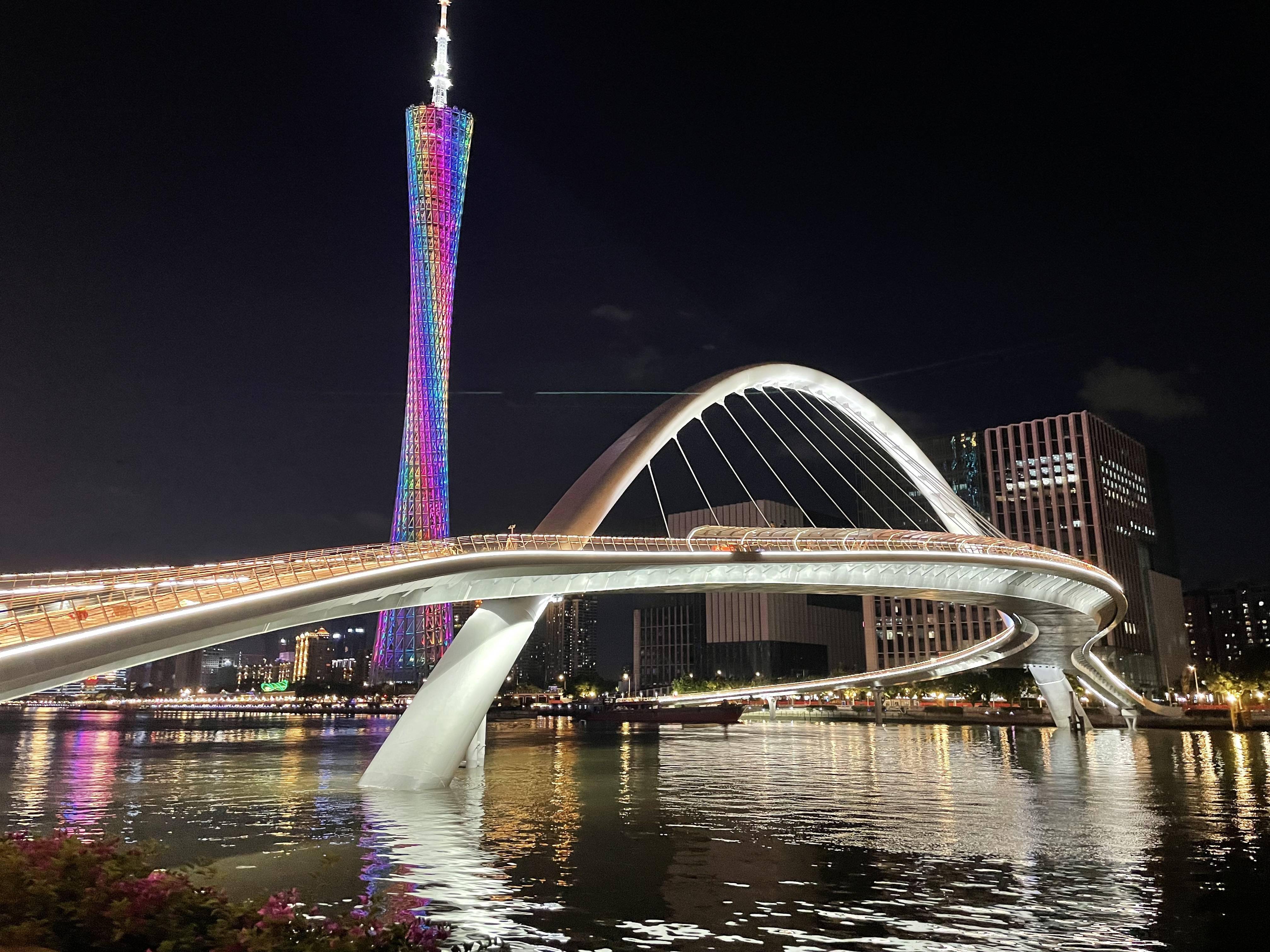 璀璨夜珠!广州首座珠江两岸人行桥亮灯