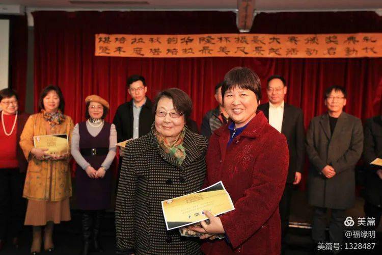 李淑兰女士为获得优秀奖的王朝晖女士颁发奖品和奖状周昕先生为获得