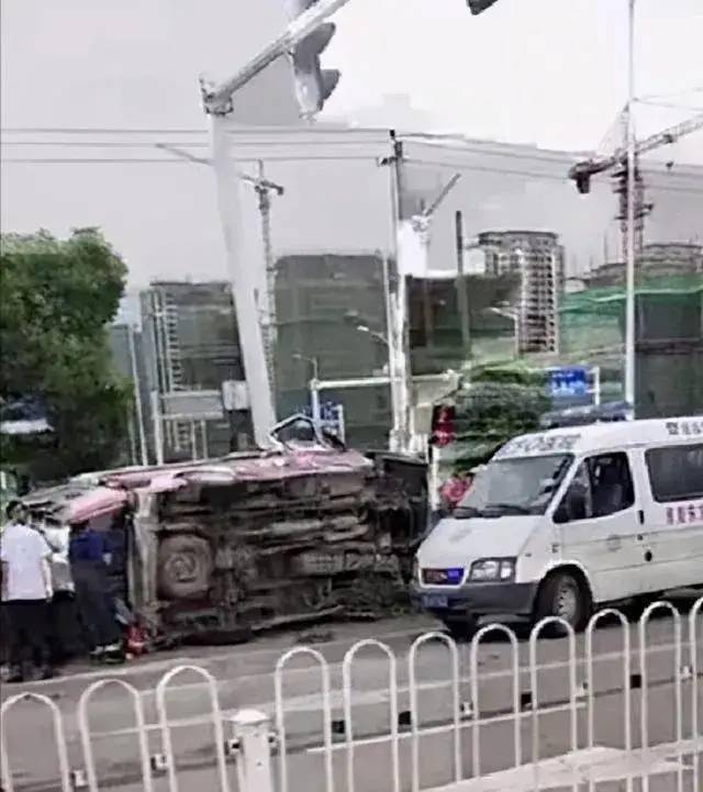 据报道:在6月16号早晨,安徽淮南市凤台县凤凰大道路上,一辆行驶在路上