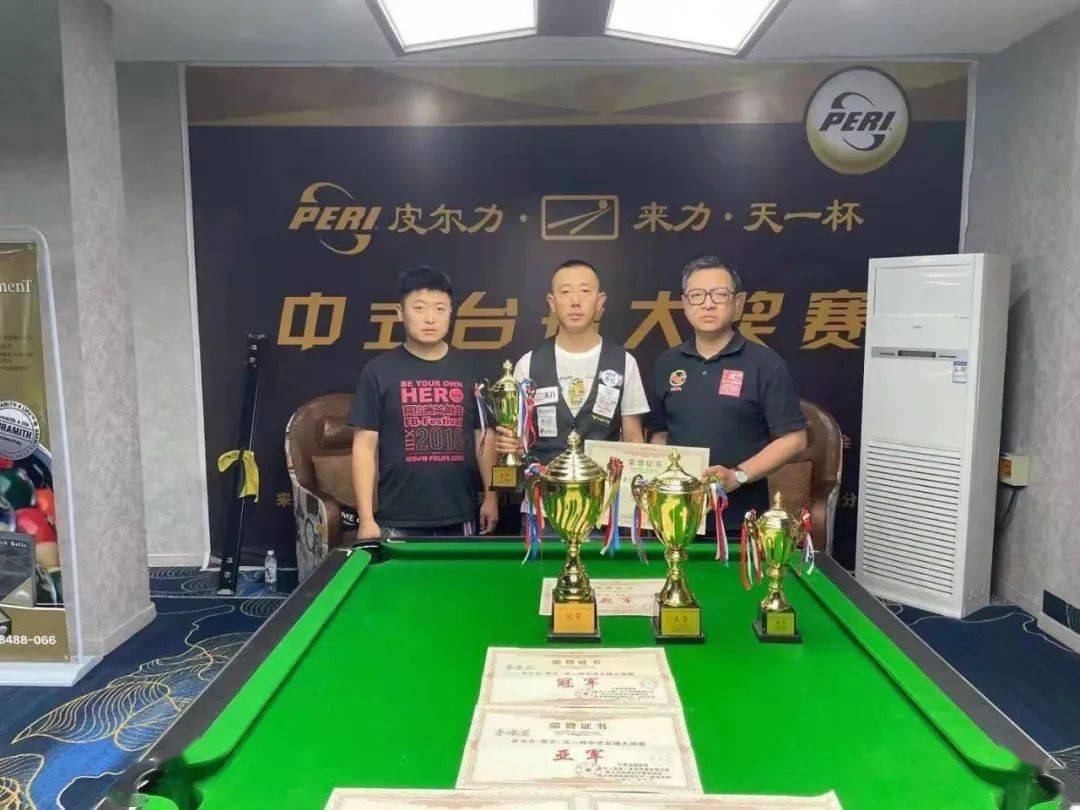 来力青铜峡旗舰店经理马宁(左)和宁夏台球协会副主席秘书长边凯来(右)