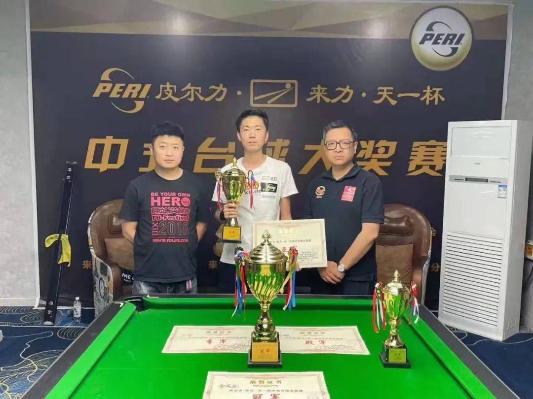 来力青铜峡旗舰店经理马宁(左)和宁夏台球协会副主席秘书长边凯来(右)