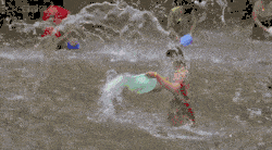 去水下孔水帘洞各种装逼各种嗨,瀑布下面打水仗,爱谁就泼水!