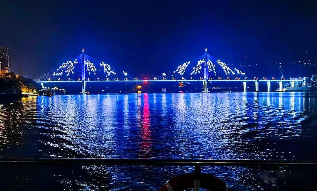 游三峡:船过巴东观夜景