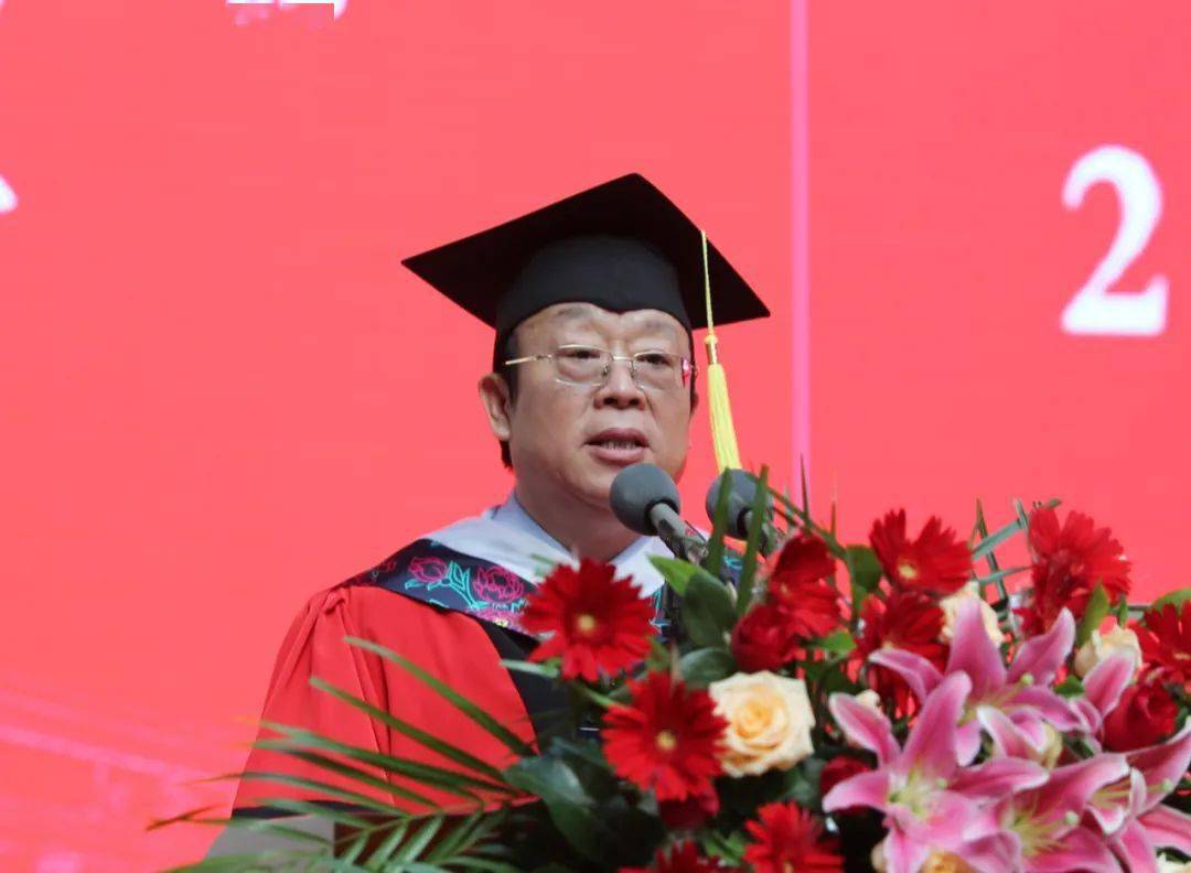 校党委副书记郝红军教授宣读相关文件