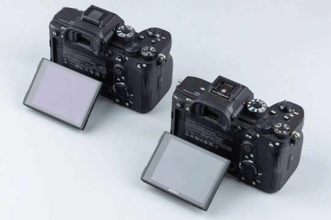 索尼a7r4a(左)和a7r4(右)来到相机机身部分,索尼a7r4和a7r4a两款