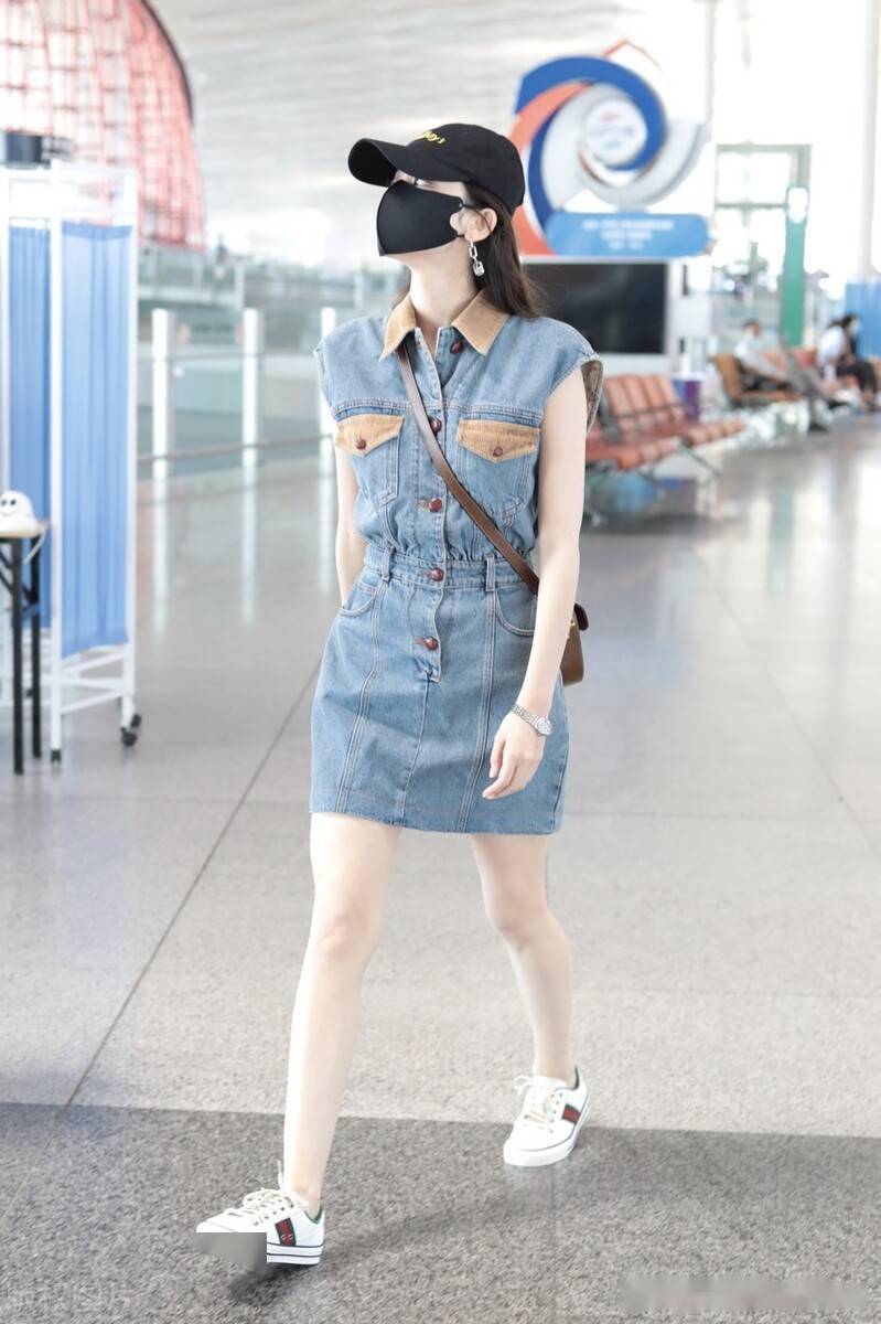古力娜扎身穿连衣裙现身机场,大秀曼妙身材拿下帽子露出绝美笑容