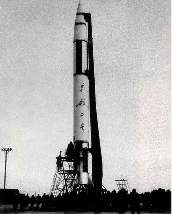 1964年6月29日,我国自行研制的"东风二号"导弹在酒泉发射场点火升空