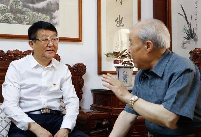 市委常委,市委秘书长梁兆光一同慰问.