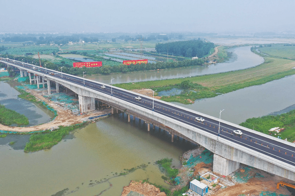 图为引江济淮东津渡大桥(右幅)建成通车