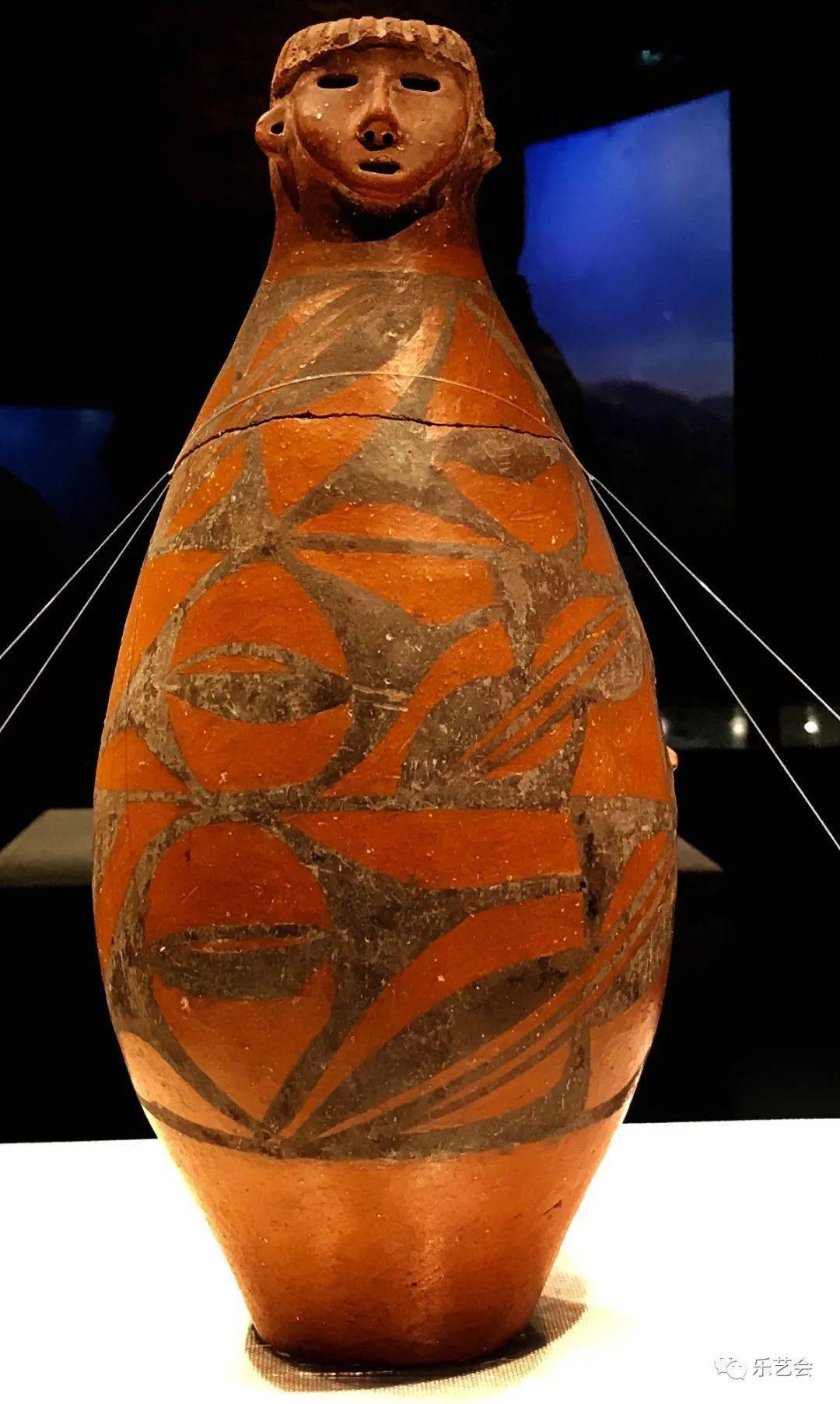 人头形器口彩陶瓶是葫芦形彩陶瓶,是甘肃省博物馆镇馆之宝.