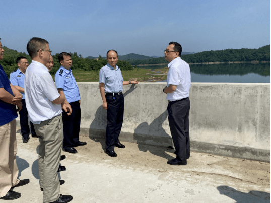 董奇峰在调研浪河河湖长制工作落实情况时强调压实河湖长责任确保水质