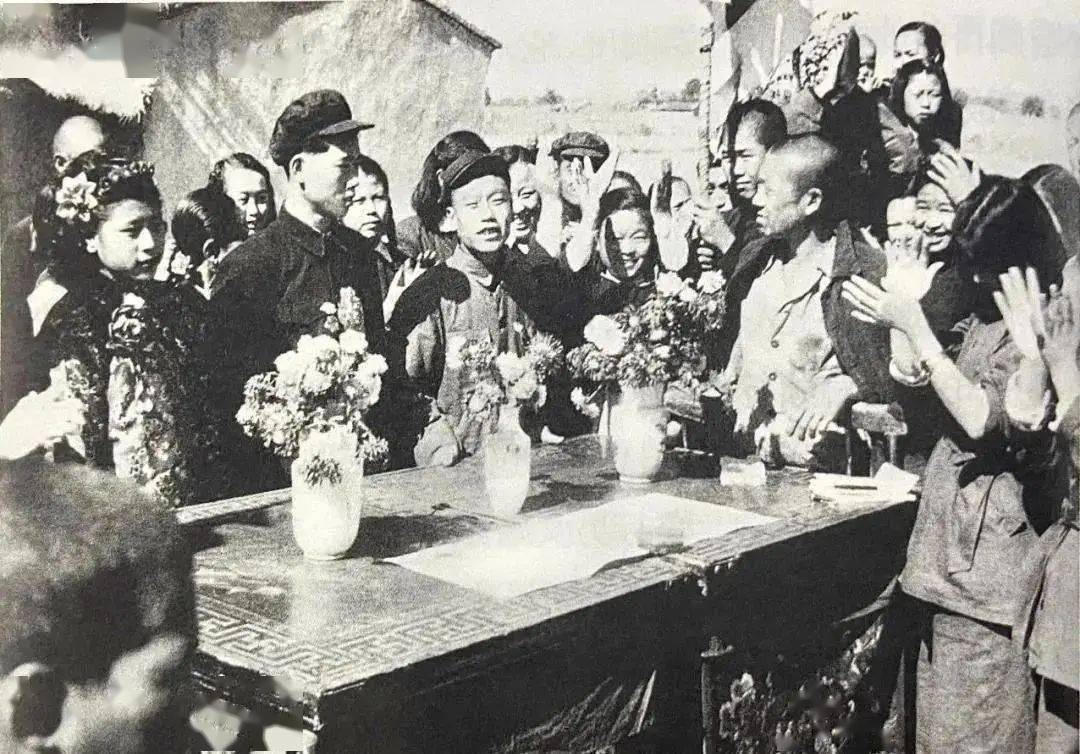 《中华人民共和国婚姻法》实施后,北京郊区的一对新人举行婚礼