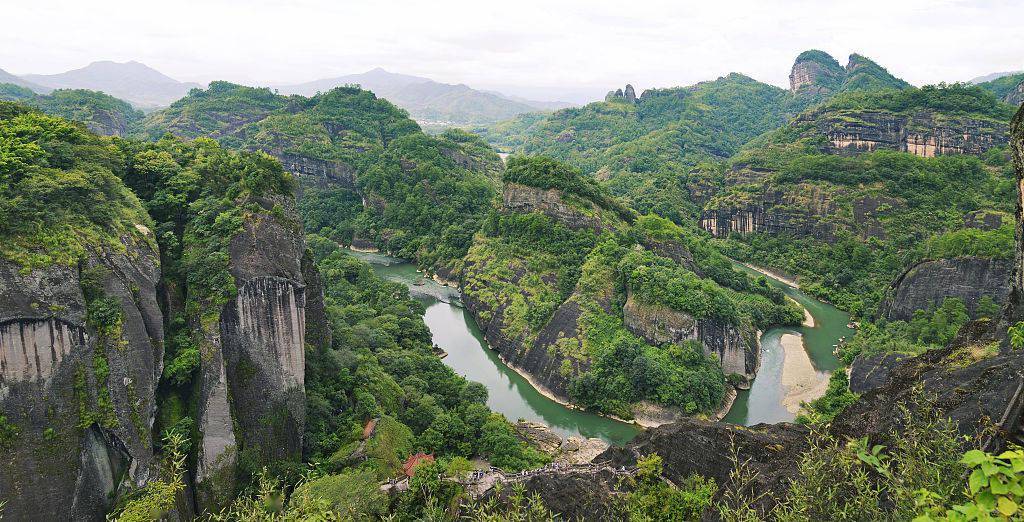 武夷山位于闽赣两省交界处,属典型的丹霞地貌,是我国四处"世界文化与