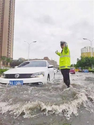 呼和浩特市突降大雨路面多积水交管供排水部门及时排堵保畅通