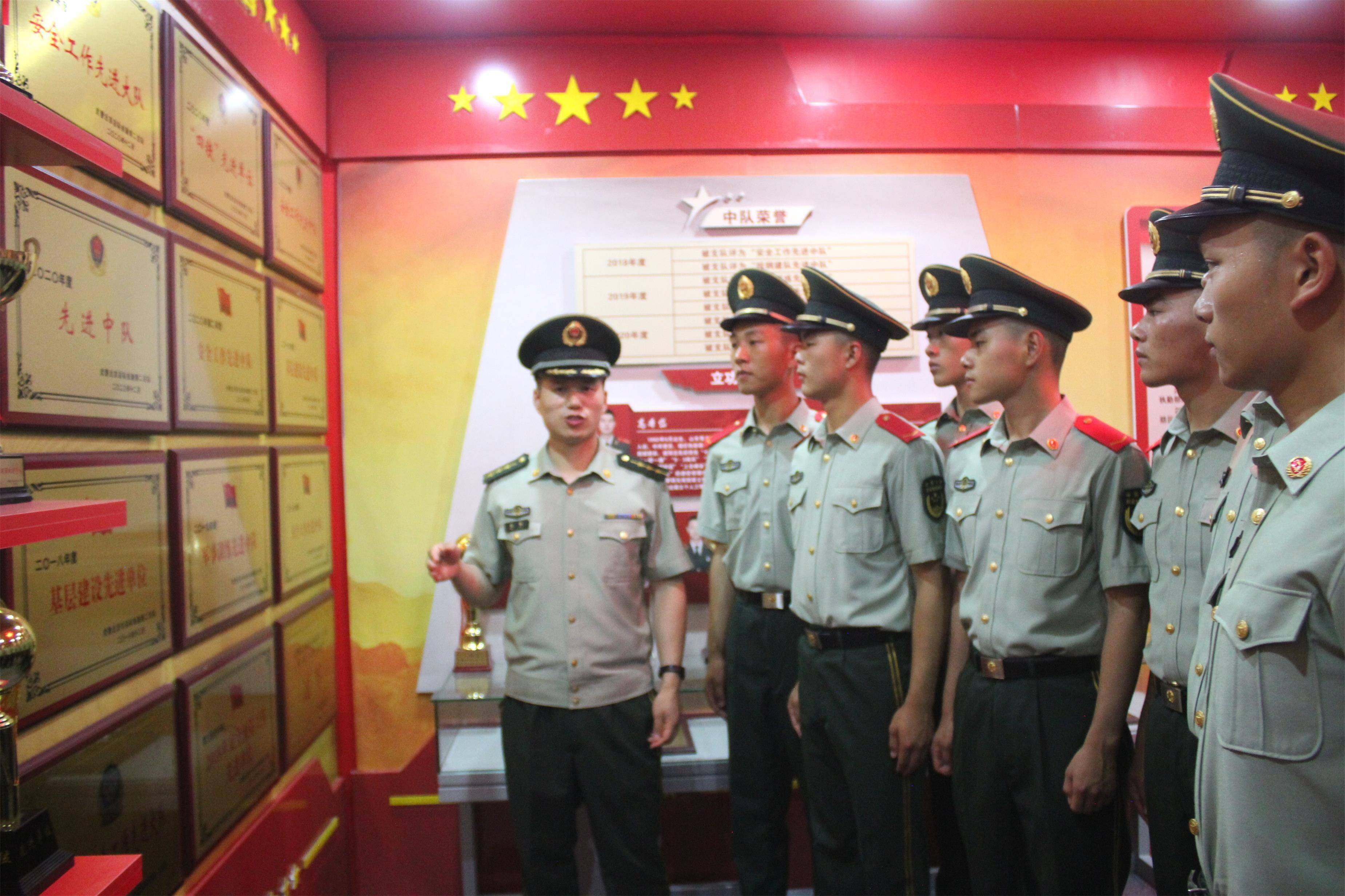 北京武警部队"暖心套餐"喜迎新兵下连_荣誉室
