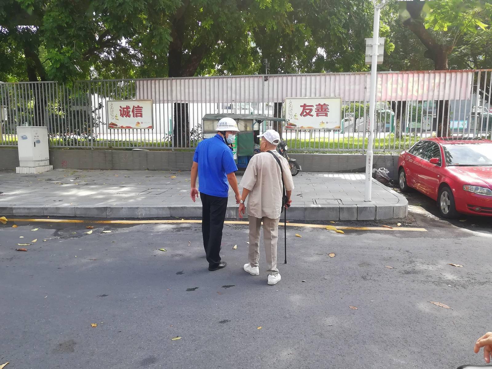 暖心一刻!东莞莞城城管执法队员帮助走失老人回家