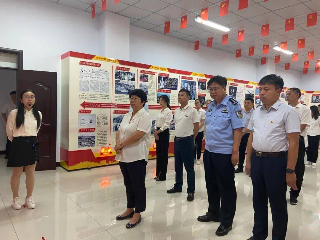 县政府办党支部参观庆祝中国共产党成立100周年图片展_新绛