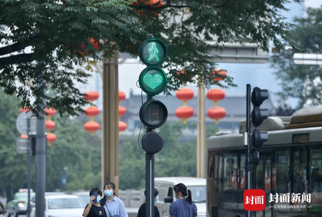 成都街头启用"爱心红绿灯"