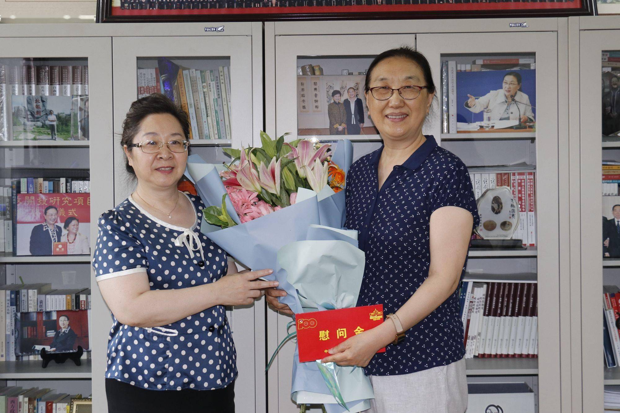 黑龙江大学开展"七一"走访慰问活动并向老党员代表颁发"光荣在党50年"