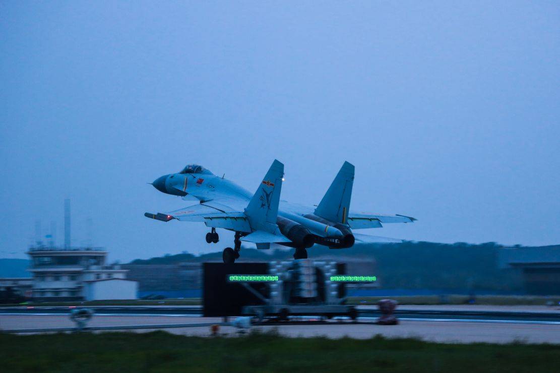 雨中起飞练硬功_战机