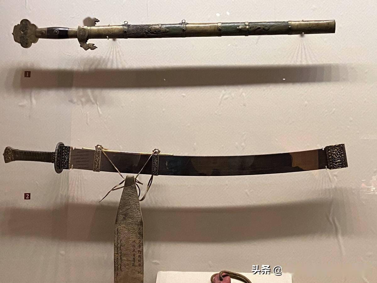 上:努尔哈赤御用剑;下:皇太极御用腰刀