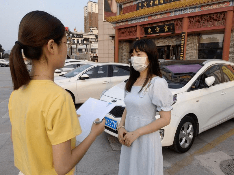 实践队员戚馨雨采访高校大学生社会实践7月8日,团队成员对收集的